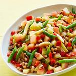 سلطة مع قشور البطيخ والفاصوليا