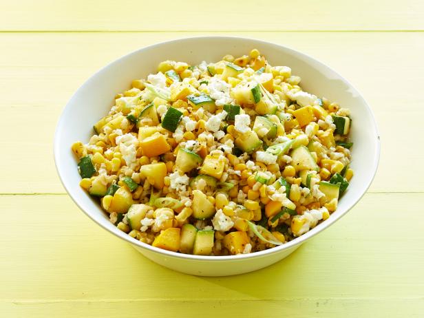 Come preparare un'insalata di orzo perlato, mais e zucchine