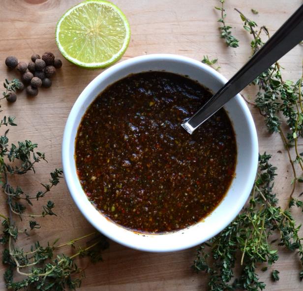 Wie man jamaikanische Jerk-Marinade zu Hause zubereitet
