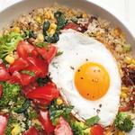 Schüssel mit Quinoa, Ei, Speck und Gemüse