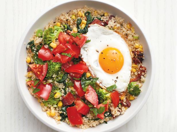 So wird's gemacht: Quinoa-, Ei-, Speck- und Gemüseschüssel