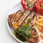 Gegrilltes Thunfischfilet mit Kartoffeln und Knoblauch