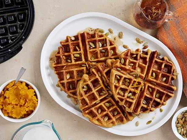 Wie man Kürbiswaffeln mit Orangensirup zubereitet