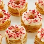 Geschichtete Donuts mit Pfirsichen und Glasur