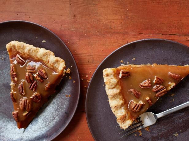 Come preparare la torta di zucca con caramello al latte, datteri e noci.