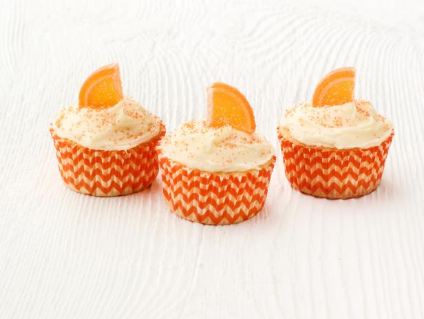 So macht man Orangen-Cupcakes mit Zuckerguss