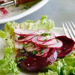 Salat aus gekochten Rote-Bete-Scheiben mit Radieschenscheiben