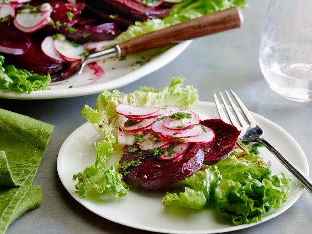 Zubereitung - Salat aus gekochten Rote-Bete-Scheiben mit Radieschenscheiben