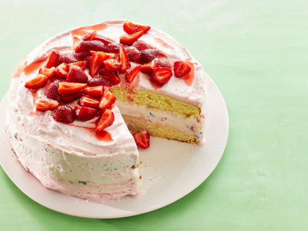 Wie man eine Erdbeereiscreme-Schichttorte zubereitet