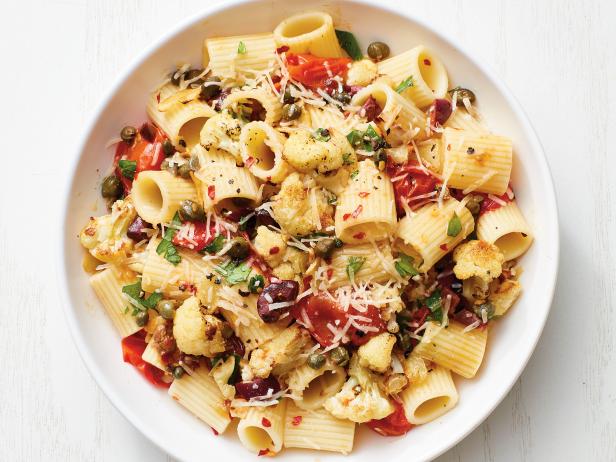 So bereiten Sie Rigatoni-Nudeln mit Blumenkohl und Putanesca-Sauce zu