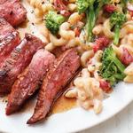 Flankensteak mit Makkaroni mit Käse und Brokkoli