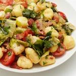 Gnocchi mit gebratenem Speck und Endiviensalat