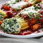 Manicotti in Tomatensoße, gefüllt mit Ricotta, Spinat und Speck
