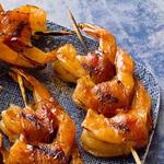 Mit Speck umwickelte Garnelen mit Barbecue-Glasur