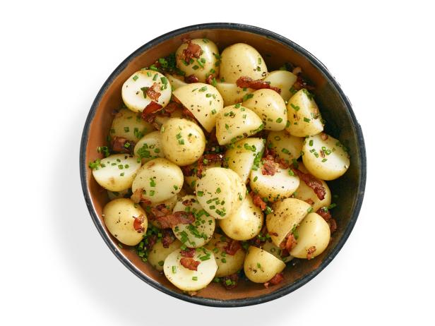 Zubereitung – Kartoffelsalat ist ein traditionelles deutsches Gericht.