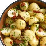 Kartoffelsalat ist ein traditionelles deutsches Gericht.
