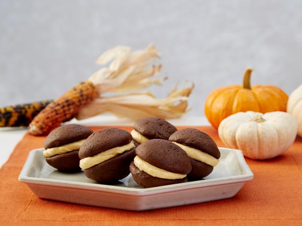 Come preparare i biscotti sandwich Whoopie Pie al cioccolato e zucca speziata