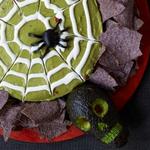 Halloween-Guacamole mit Spinnennetzen