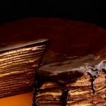 Pfannkuchenkuchen mit Schokolade und Kürbis