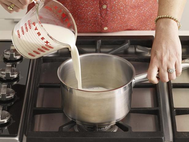Die Milch in einem Topf erhitzen
