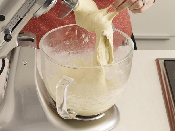 Den Teig mit einem Mixer glatt rühren.