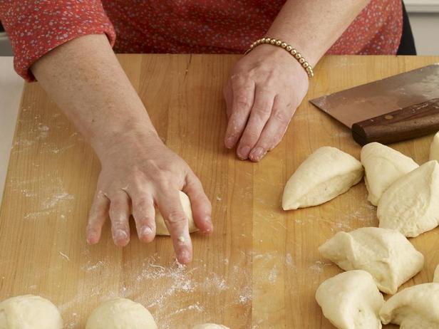 Teilen Sie den Teig in 16 Brötchen.