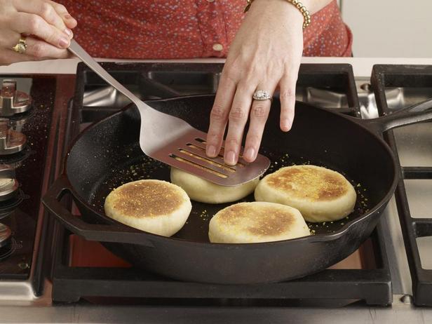 Beim Braten das Brötchen mit einem Pfannenwender andrücken.