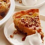 Wie man einen Apfel-Kürbis-Kuchen mit Walnüssen zubereitet