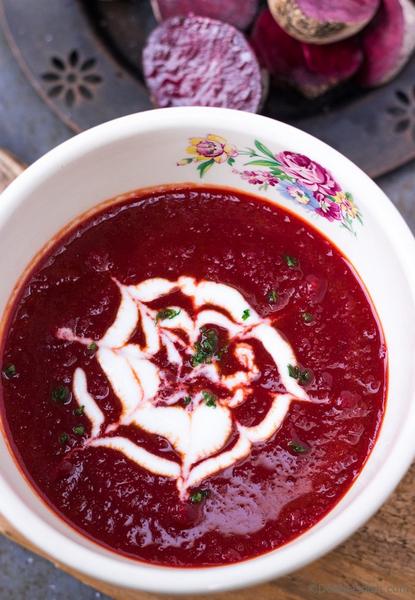 Wie man Borschtschsuppe mit gebackenen Rote-Bete-Stücken zubereitet