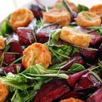 Salat aus gerösteten Rote-Bete-Scheiben und gebratenem Ziegenkäse