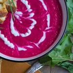 Kalte Rote-Bete-Suppe mit Joghurt und Kürbiskernen
