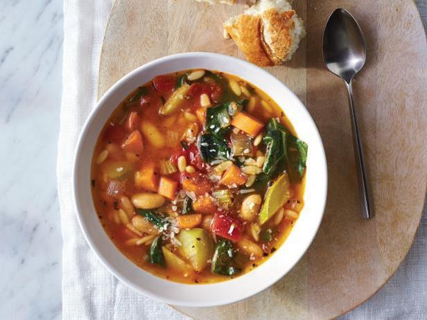 Wie man vegetarische Minestrone zubereitet