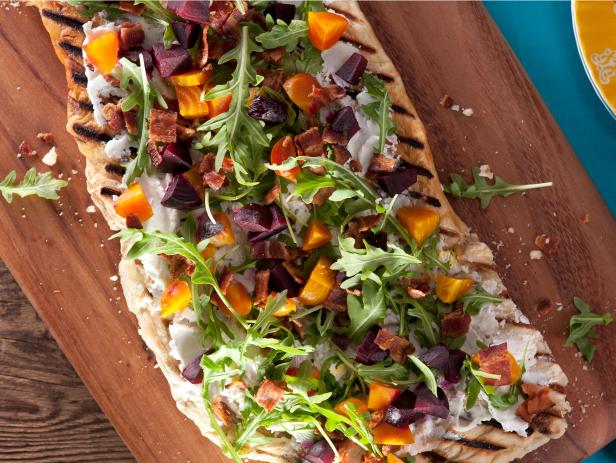 Rezept für Ziegenkäse-, Speck- und Rote-Bete-Pizza