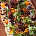 Pizza mit Ziegenkäse, Speck und Rote Bete