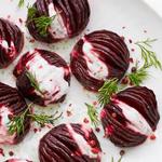 Gebackene, in Akkordeonform geschnittene Rote Bete mit Joghurtsauce und Dill
