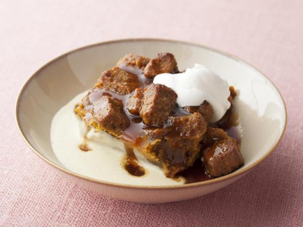Kürbisbrotpudding mit gewürztem Karamellapfelmus und Vanillepudding