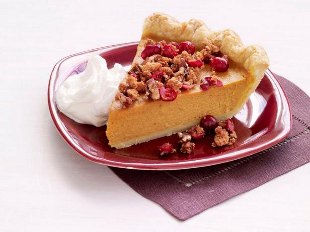 Einfacher Kürbiskuchen mit Preiselbeerstreuseln