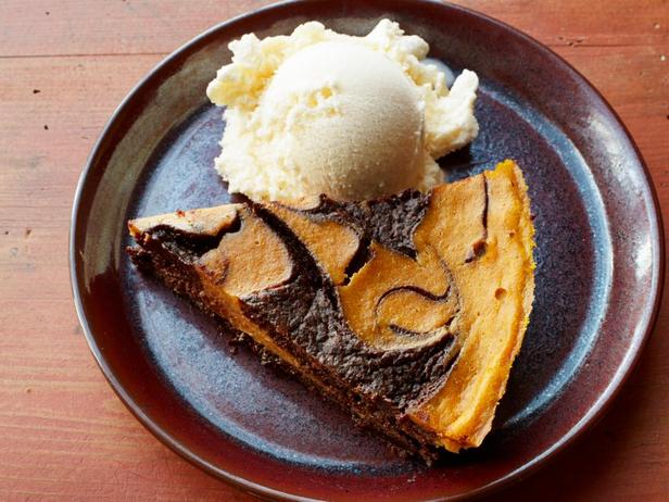 Schokoladenbrownie-Torte mit Kürbiswirbeln