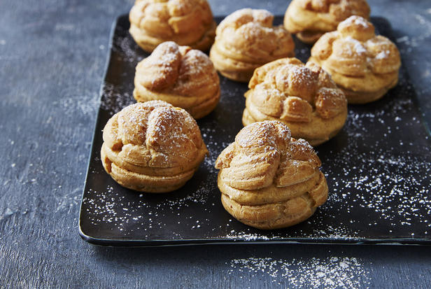 Wie man glutenfreie Kürbis-Profiteroles zubereitet