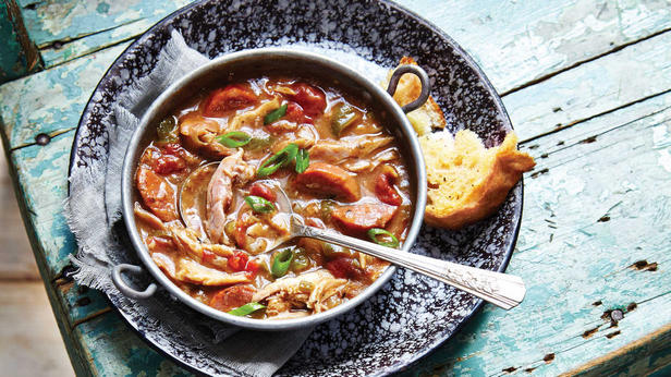 Wie man Hühner- und Wurst-Gumbo zubereitet