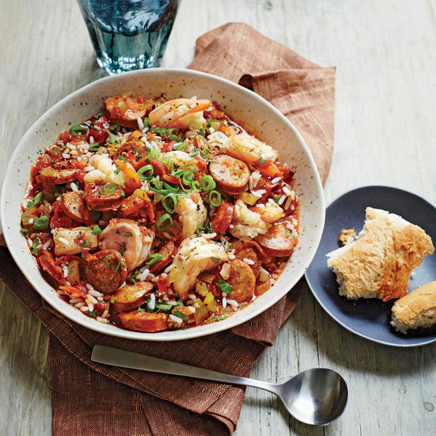 Wie man Jambalaya mit Garnelen und Wurst zubereitet