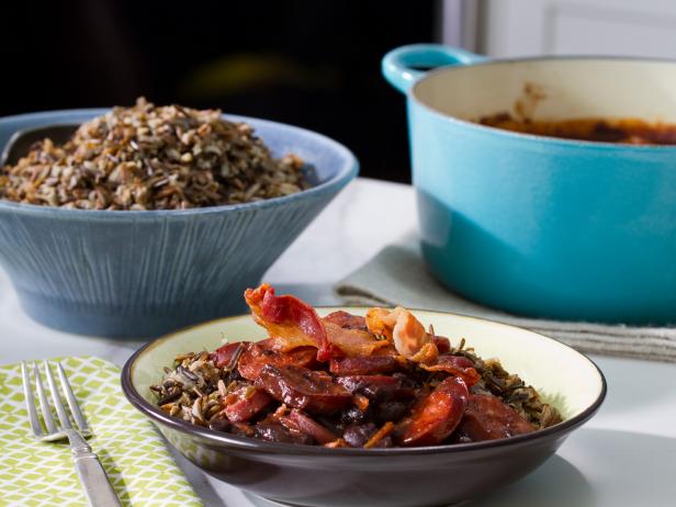 Wie man Jambalaya mit Speck und Bohnen zubereitet