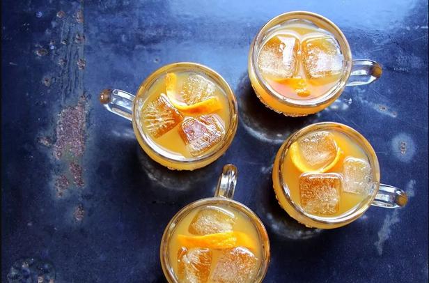So bereiten Sie einen Bier-Bourbon-Splash-Cocktail zu