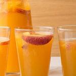 Biercocktail mit Pfirsichen und Ingwer