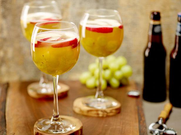 Wie man Sangria mit Bier zubereitet