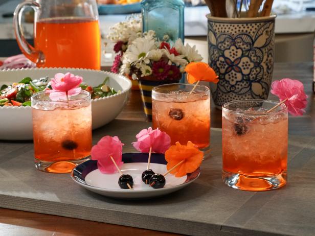 Wie man einen Ricky-Cocktail mit Ginger Beer und Limette zubereitet