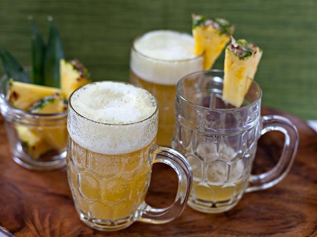 Wie man eine Pina Colada mit Bier zubereitet