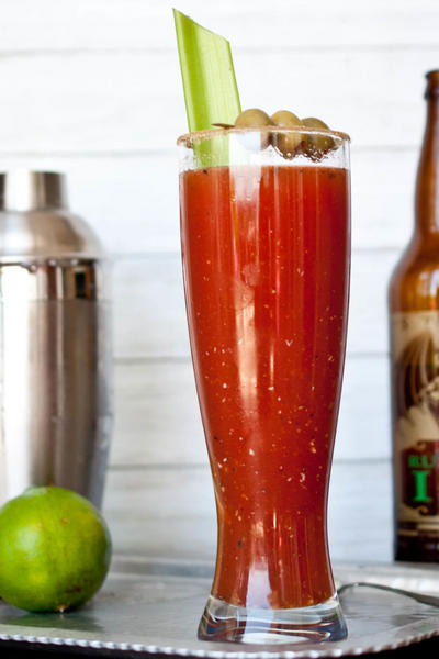 Wie man einen Bloody Mary mit Bier zubereitet