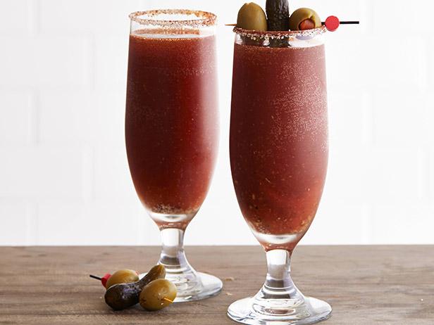 Wie man einen Bloody Mary mit Bier und Pfeffer zubereitet