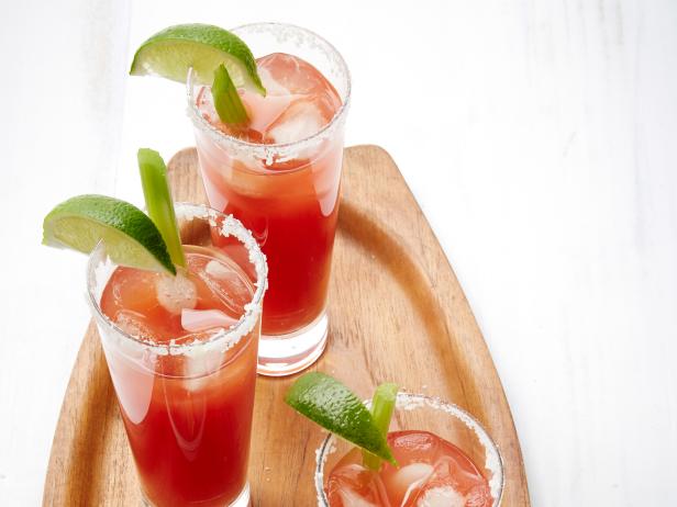 Wie man einen Bier-Bloody-Mary zubereitet